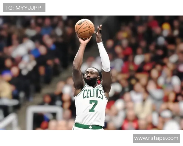 杰伦布朗如何在NBA赛场上展现领导力与全能技巧的完美结合